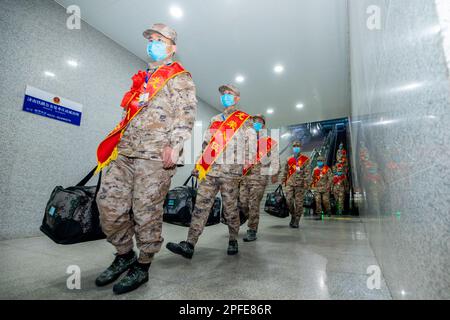 ZAOZHUANG, CHINE - 17 MARS 2023 - les nouveaux soldats portent leurs bagages alors qu'ils se préparent à prendre un train à grande vitesse jusqu'à leur caserne de Zaozhuang à la gare de l'BE Banque D'Images