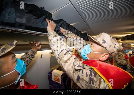 ZAOZHUANG, CHINE - 17 MARS 2023 - de nouveaux soldats empaquèrent leurs bagages à bord du train à grande vitesse Harmony à Zaozhuang, dans la province de Shandong en Chine orientale, Banque D'Images