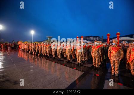 ZAOZHUANG, CHINE - le 17 MARS 2023 - Une cérémonie d'adieu pour les nouvelles recrues se tient sur la place en face de la gare de Zaozhuang de Beijing-Shangh Banque D'Images