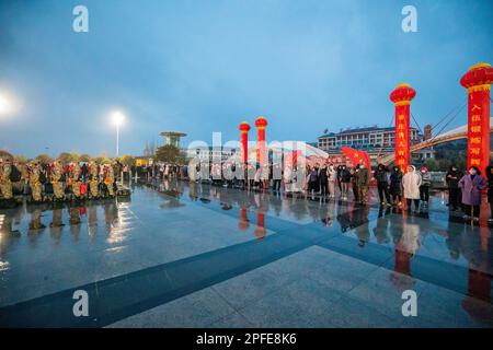 ZAOZHUANG, CHINE - le 17 MARS 2023 - Une cérémonie d'adieu pour les nouvelles recrues se tient sur la place en face de la gare de Zaozhuang de Beijing-Shangh Banque D'Images