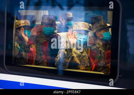 ZAOZHUANG, CHINE - le 17 MARS 2023 - de nouveaux soldats ont pris la gare de Zaozhuang du chemin de fer à grande vitesse Beijing-Shanghai à Zaozhuang, en Chine orientale. Banque D'Images