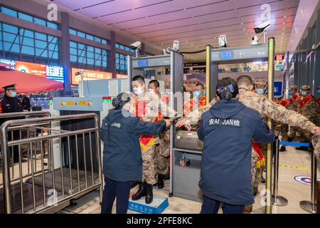 ZAOZHUANG, CHINE - 17 MARS 2023 - les nouveaux soldats portent leurs bagages alors qu'ils se préparent à prendre un train à grande vitesse jusqu'à leur caserne de Zaozhuang à la gare de l'BE Banque D'Images