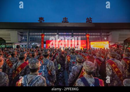 ZAOZHUANG, CHINE - le 17 MARS 2023 - Une cérémonie d'adieu pour les nouvelles recrues se tient sur la place en face de la gare de Zaozhuang de Beijing-Shangh Banque D'Images