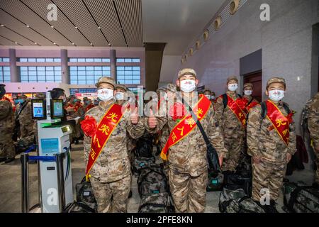 ZAOZHUANG, CHINE - 17 MARS 2023 - les nouveaux soldats portent leurs bagages alors qu'ils se préparent à prendre un train à grande vitesse jusqu'à leur caserne de Zaozhuang à la gare de l'BE Banque D'Images