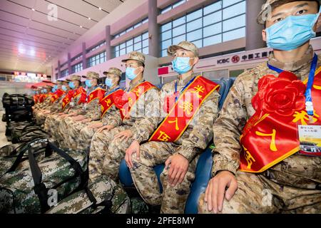 ZAOZHUANG, CHINE - 17 MARS 2023 - les nouveaux soldats portent leurs bagages alors qu'ils se préparent à prendre un train à grande vitesse jusqu'à leur caserne de Zaozhuang à la gare de l'BE Banque D'Images