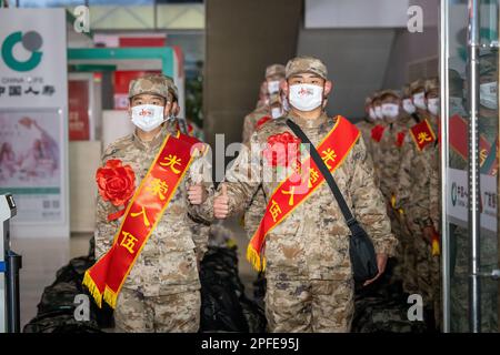 ZAOZHUANG, CHINE - 17 MARS 2023 - les nouveaux soldats portent leurs bagages alors qu'ils se préparent à prendre un train à grande vitesse jusqu'à leur caserne de Zaozhuang à la gare de l'BE Banque D'Images