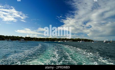 Eau turbulente dans le sillage du ferry pour véhicules avec l'île de Coochiemudlo au loin Banque D'Images