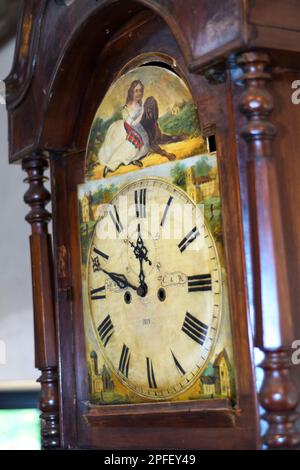 Face peinte d'une ancienne horloge en bois Banque D'Images