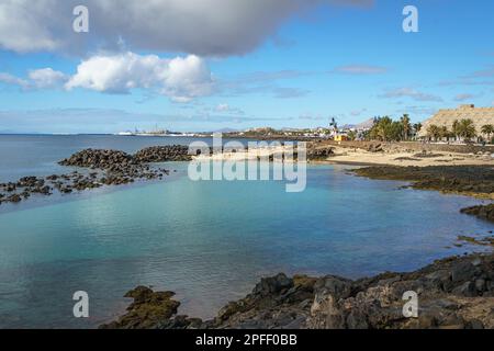 Plage sur la Costa Teguise. Lanzarote. Îles Baléares. Espagne Banque D'Images