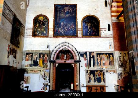 Fresques et peintures à la basilique de S. Anastasia à Vérone en Italie Banque D'Images