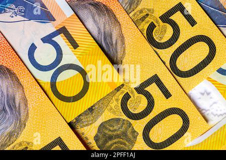 Gros plan de nombreux billets australiens de 50 dollars Banque D'Images