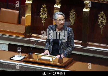 Paris, France. 16th mars 2023. La première ministre française Elisabeth borne prononce un discours à l'Assemblée nationale à Paris, France, 16 mars 2023. Confirmé jeudi a activé un article de la Constitution du pays qui permet au gouvernement de forcer l'adoption du projet de loi controversé sur la réforme des pensions sans vote à l'Assemblée nationale. Crédit : RIT Heize/Xinhua/Alay Live News Banque D'Images