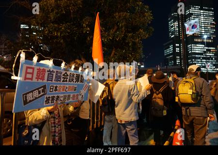 Tokyo, Japon. 16th mars 2023. Des gens se réunissent devant la résidence officielle du Premier ministre japonais pour protester contre la rencontre entre le Premier ministre japonais Fumio Kishida et le président sud-coréen Yoon Suk-yeol à Tokyo, au Japon, en 16 mars 2023. Le Premier ministre japonais Fumio Kishida a rencontré jeudi le président sud-coréen Yoon Suk-yeol, au milieu de vagues d'opposition et de critiques sur l'ignorance de l'histoire. Credit: Li Guangzheng/Xinhua/Alamy Live News Banque D'Images