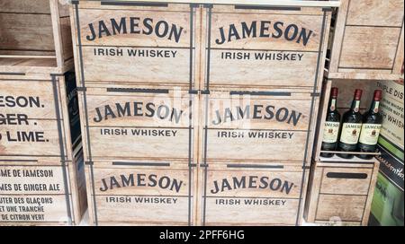 Bordeaux , Aquitaine France - 03 15 2023 : logo jameson irish Whiskey et texte de marque sur la publicité de boîte en bois dans un supermarché de Dublin Irelan Banque D'Images