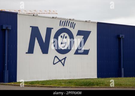 Bordeaux , Aquitaine France - 03 10 2023 : logo NOZ et texte marque sur le magasin français chaîne française de magasins généralistes destinés Banque D'Images