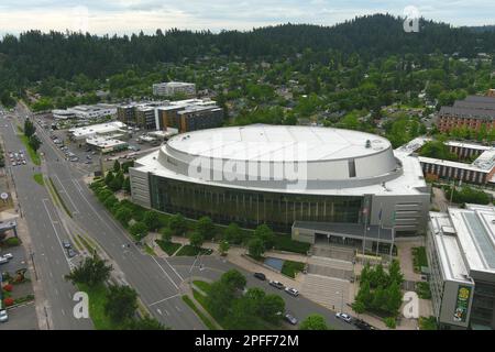 Une vue aérienne générale de Matthew Knight Arena sur le campus de l'Université de l'Oregon, mercredi 8 juin 2022, à Eugene, Ore. Banque D'Images