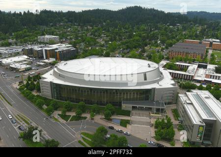 Une vue aérienne générale de Matthew Knight Arena sur le campus de l'Université de l'Oregon, mercredi 8 juin 2022, à Eugene, Ore. Banque D'Images