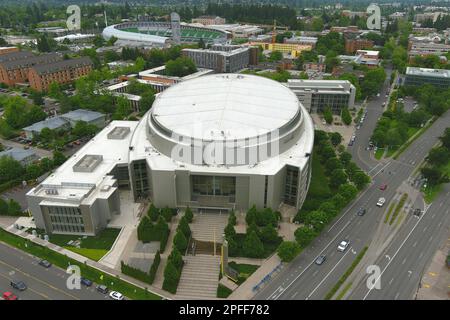 Une vue aérienne générale de Matthew Knight Arena sur le campus de l'Université de l'Oregon, mercredi 8 juin 2022, à Eugene, Ore. Banque D'Images