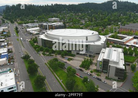 Une vue aérienne générale de Matthew Knight Arena sur le campus de l'Université de l'Oregon, mercredi 8 juin 2022, à Eugene, Ore. Banque D'Images