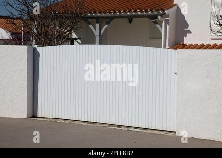 portail en plastique blanc moderne portail en polyvinyle chlorure de vinyle avec panneaux de lames dans la ville banlieue maison rue Banque D'Images