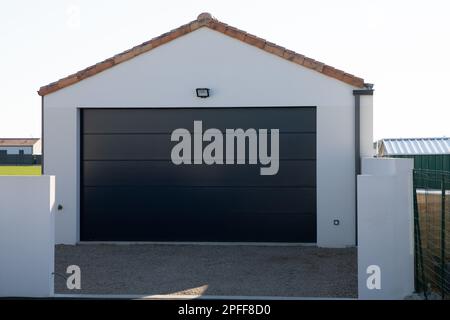 façade grande double garage sectionnel gris porte de maison gris de maison résidentielle blanche Banque D'Images