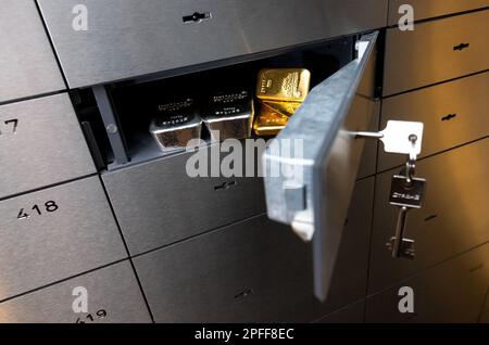 Munich, Allemagne. 16th mars 2023. Chez le marchand de métaux précieux Pro Aurum, deux barres d'or et deux barres d'argent sont placées dans un casier dans une voûte. Credit: Sven Hoppe/dpa/Alay Live News Banque D'Images