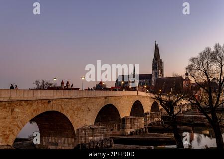 Vue sur le Danube en direction de la cathédrale de Ratisbonne et du pont en pierre de Ratisbonne, Bavière, Allemagne. Banque D'Images