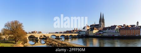 Vue sur le Danube en direction de la cathédrale de Ratisbonne et du pont en pierre de Ratisbonne, Bavière, Allemagne. Banque D'Images