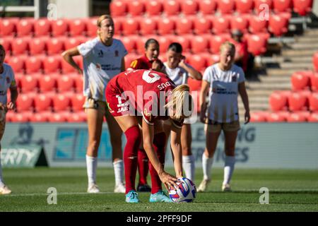 Adélaïde, Australie. 17th mars 2023. Adélaïde, Australie méridionale, 17 mars 2023 : Maruschka Waldus (19 Adelaide United) se prépare à prendre une pénalité lors du match Liberty A-League entre Adelaide United et Newcastle Jets au stade Coopers d'Adélaïde, en Australie. (NOE Llamas/SPP) crédit: SPP Sport Press photo. /Alamy Live News Banque D'Images