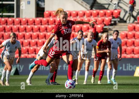 Adélaïde, Australie. 17th mars 2023. Adélaïde, Australie méridionale, 17 mars 2023 : Maruschka Waldus (19 Adélaïde United) prend un coup de pied de pénalité lors du match Liberty A-League entre Adelaide United et Newcastle Jets au stade Coopers d'Adélaïde, en Australie. (NOE Llamas/SPP) crédit: SPP Sport Press photo. /Alamy Live News Banque D'Images