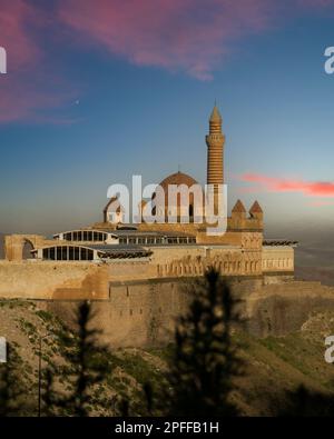 Lever du soleil au palais historique et touristique d'Ishak Pasha ou Ishak Pasha Kulliye. Été. Destinations importantes dans l'est de la Turquie. Banque D'Images