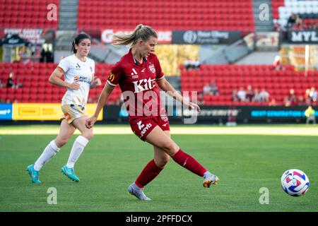 Adélaïde, Australie. 17th mars 2023. Adélaïde, Australie méridionale, 17 mars 2023 : Emily Hodgson (2 Adelaide United) passe le ballon lors du match Liberty A-League entre Adelaide United et Newcastle Jets au stade Coopers d'Adélaïde, en Australie. (NOE Llamas/SPP) crédit: SPP Sport Press photo. /Alamy Live News Banque D'Images