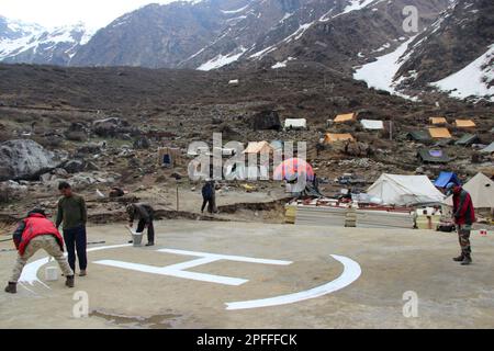 Rudarprayag, Uttarakhand, Inde, 18 mai 2014, peinture hélipad avec symbole H en Inde. L'héliport de Kedarnath est situé à environ 700 mètres de KED Banque D'Images