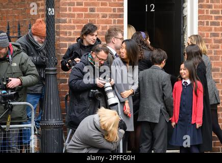 La famille de Jeremy Hunt regarde comme lui et l'équipe du trésor posent pour des photos avant de présenter son premier budget en tant que chancelier, 15th mars 2023. Downing St Banque D'Images