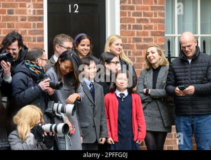 La famille de Jeremy Hunt regarde comme lui et l'équipe du trésor posent pour des photos avant de présenter son premier budget en tant que chancelier, 15th mars 2023. Downing St Banque D'Images