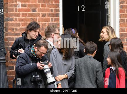 La famille de Jeremy Hunt regarde comme lui et l'équipe du trésor posent pour des photos avant de présenter son premier budget en tant que chancelier, 15th mars 2023. Downing St Banque D'Images