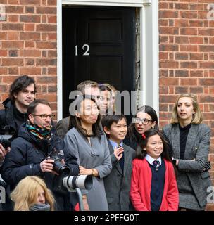 La famille de Jeremy Hunt regarde comme lui et l'équipe du trésor posent pour des photos avant de présenter son premier budget en tant que chancelier, 15th mars 2023. Downing St Banque D'Images