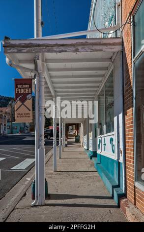 Terrasse, magasins sur main Street dans la ville historique de Pioche, Great Basin, Nevada, USA Banque D'Images