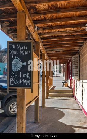 Panneau humoristique à l'entrée du saloon, porche-trottoir, rue principale dans la ville minière historique de Pioche, Great Basin, Nevada, États-Unis Banque D'Images