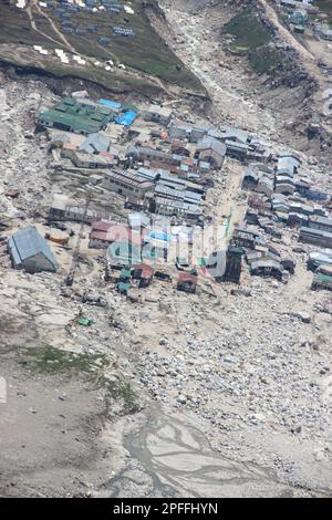 Vue aérienne du temple de Kedarnath après la catastrophe de Kedarnath 2013. Kedarnath a été dévasté le 2013 juin en raison de glissements de terrain et d'inondations soudaines qui ont tué davantage Banque D'Images