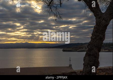 2022 16 janvier - Italie, Europe, Sardaigne - lever du soleil sur le front de mer de Porto Torres. Banque D'Images