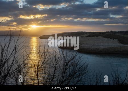 2022 17 janvier - Italie, Europe, Sardaigne - lever du soleil sur le front de mer de Porto Torres. Plage de Balai Banque D'Images