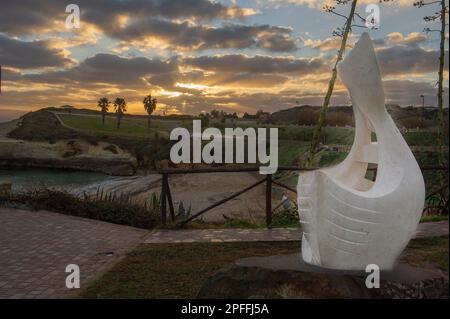 2022 17 janvier - Italie, Europe, Sardaigne - lever du soleil sur le front de mer de Porto Torres. Plage de Balai Banque D'Images