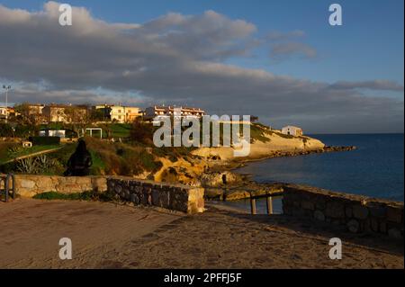 2022 17 janvier - Italie, Europe, Sardaigne - lever du soleil sur le front de mer de Porto Torres. Plage de Balai Banque D'Images