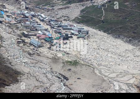 Vue aérienne du temple de Kedarnath après la catastrophe de Kedarnath 2013. Kedarnath a été dévasté le 2013 juin en raison de glissements de terrain et d'inondations soudaines qui ont tué davantage Banque D'Images