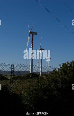 2022 26 avril Italie, Europe. Éolienne pour produire de l'électricité avec vue sur les paysages et ciel clair, énergie renouvelable, Fiumesanto Park à Porto Torres. Banque D'Images