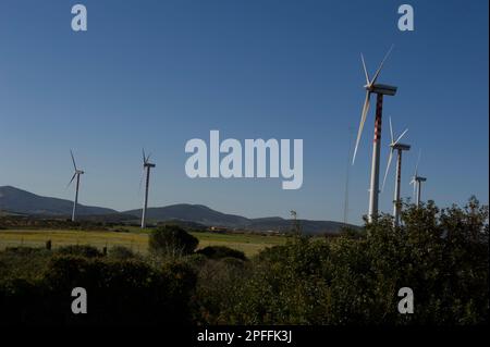 2022 26 avril Italie, Europe. Éolienne pour produire de l'électricité avec vue sur les paysages et ciel clair, énergie renouvelable, Fiumesanto Park à Porto Torres. Banque D'Images