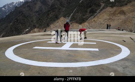 Rudarprayag, Uttarakhand, Inde, 18 mai 2014, peinture hélipad avec symbole H en Inde. L'héliport de Kedarnath est situé à environ 700 mètres de KED Banque D'Images