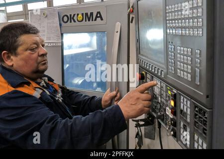 PERVOMAISK, UKRAINE - 16 MARS 2023 - un employé est vu au travail dans la seule entreprise unique de l'Ukraine où les composants du combustible nucléaire seront pr Banque D'Images