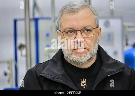 PERVOMAISK, UKRAINE - LE 16 MARS 2023 - le ministre de l'énergie de l'Ukraine, M. Galoushchenko, visite la seule entreprise unique de l'Ukraine où se trouvent les composants Banque D'Images